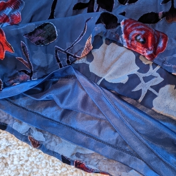 EN Creme Cold Shoulder Top With Velvet Flowers - Picture 5 of 9